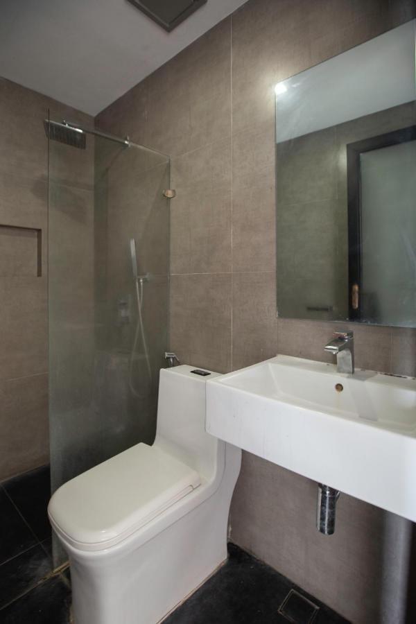 Oyo 666 Mc Hotel Fairview เกซอนซิตี้ ภายนอก รูปภาพ